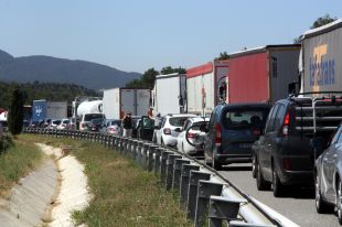 Reobren l'AP-7 i la N-II a la Jonquera després d'estar tallades més de tres hores per un incendi