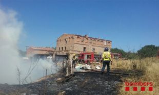 Crema una pila de runa i un camp de vegetació a tocar el barri gitano de Figueres