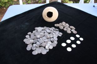 Descobreixen 200 denaris de plata a Empúries, el tresor més nombrós trobat fins ara