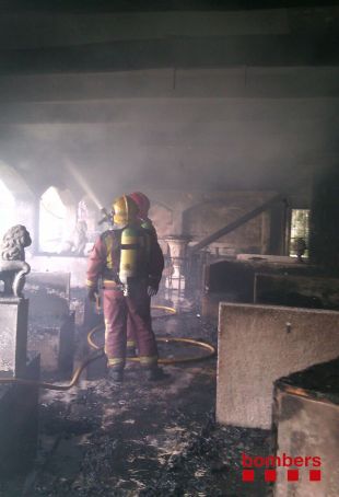 Desallotjat el Beach Club de Roses per un incendi que ha calcinat la terrassa