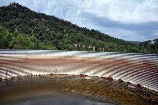 Denuncien el mal estat en què es troba un dels dipòsits d’aigua per extinció d’incendis de Riudarenes