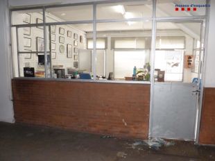 Presó per robar un cotxe d’un concessionari i amenaçar la treballadora d'un pàrquing amb un ganivet