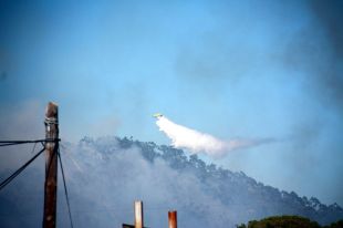 El foc de Blanes afecta 30 hectàrees i obliga a desallotjar unes 400 persones
