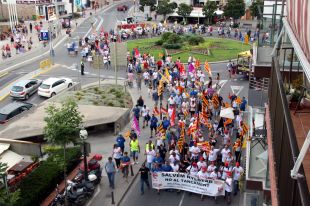 Més de 600 persones es manifesten a Blanes contra l'ERO d'extinció de Nylstar i clamen que l'empresa és viable