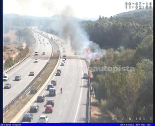 Fins a 20 quilòmetres de cues a l’AP-7 per un incendi de matolls a Sant Celoni