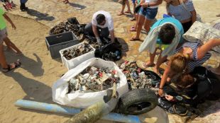 Submarinistes voluntaris extreuen 131 quilos de deixalles del fons marí de Blanes