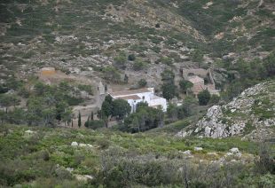 Restauren les zones degradades de la muntanya de Santa Caterina i el castell del Montgrí