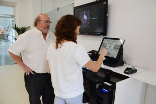 Calonge instal·la dues màquines d'autoservei que permeten pagar els tributs i taxes municipals
