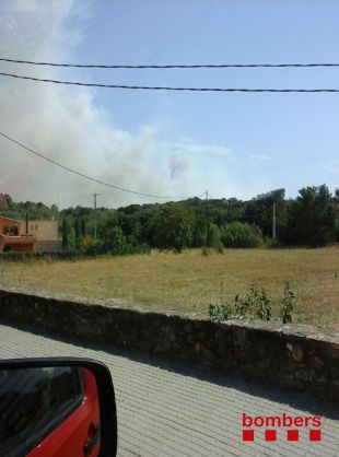Els Bombers treballen en un incendi forestal a Cruïlles