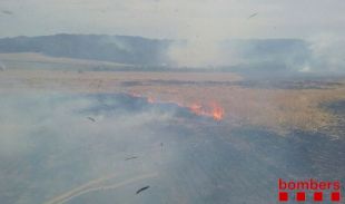 L'incendi de Cruïlles afecta unes 30 hectàrees i obliga a desallotjar una desena de persones