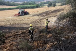 Sis dotacions dels Bombers remullen la superfície afectada per l’incendi de Cruïlles