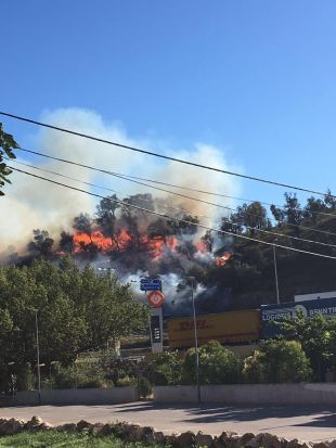 Un incendi a la Jonquera obliga a tallar l'AP-7 en els dos sentits de la marxa