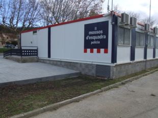 Un home es presenta amb el seu marit mort dins el cotxe a la comissaria de la Jonquera