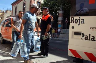 La Bisbal reparteix garrafes d'aigua als veïns mentre dura la contaminació