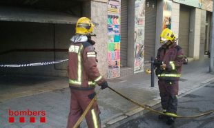 Un incendi afecta tres cotxes aparcats en un soterrani de Figueres i obliga a confinar els veïns