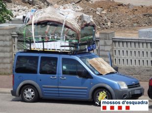 Denunciat per circular per l'AP-7 amb excés de càrrega i posar en perill l'estabilitat del vehicle