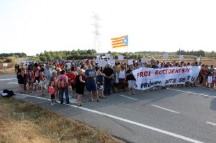 Uns 200 veïns tallen l'N-II a Garrigàs per reclamar la millora dels accessos