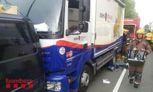 Un ferit greu i tres menys greus en un accident entre dos camions i una furgoneta a Celrà