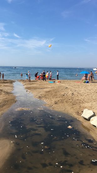 Una dona de 79 anys, greu després d'estar a punt d'ofegar-se a la platja de Roses