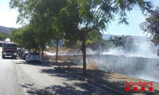 Set dotacions dels Bombers treballen per apagar un foc de vegetació urbana a Calonge