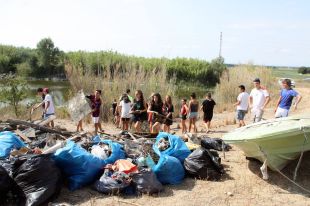 Netegen dues basses dels Aiguamolls que s'havien convertit en abocadors incontrolats