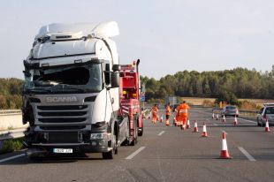 Un camioner mor en bolcar el seu vehicle a l'AP-7 a Garrigàs