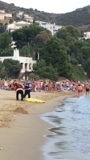 Mor una dona de 83 anys ofegada a la platja de l'Almadrava a Roses