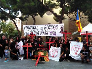 Enterrament simbòlic dels boscos de la Selva en protesta contra de la construcció de la C-32
