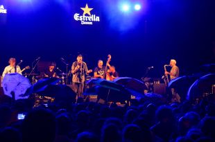 Kiko Veneno, Adrià Puntí, Sidonie i Macaco inunden de música i gent l'Acústica