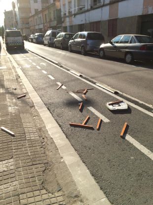 Un jove intenta aturar la discussió d'una parella llençant una cadira des del balcó d'un tercer pis a Salt