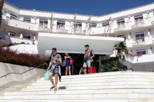 Lloret fa tancar els dos hotels que tenien la llum punxada i que seguien operant amb generadors