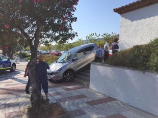 El conductor d'un cotxe s'accidenta en confondre unes escales amb una rampa a Platja d'Aro