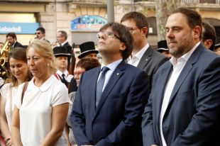 Tret de sortida a les tradicionals ofrenes florals al monument de Rafael Casanova