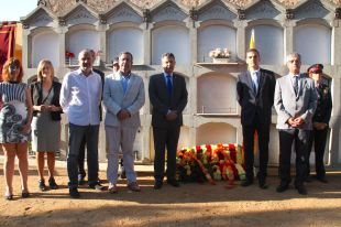 L’ofrena floral a Josep Irla reivindica l’esperit democràtic del poble català enfront la judicialització del procés