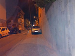 Un cotxe s'encasta entre una paret i un fanal a Girona