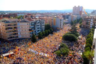 Més de 135.000 persones bateguen a Salt reclamant la futura República catalana