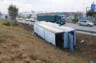 Accidentat un bus carregat de turistes que anava de Lloret de Mar a l'aeroport del Prat