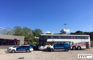 Detingut el conductor d'un autocar a l'AP-7 amb una taxa d'alcohol gairebé sis vegades superior a la permesa