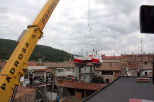 Una grua treu el catamarà d’en Pepe i el porta al bell mig de Castellfollit