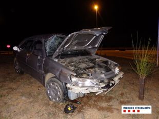 Fuig d'un control policial per no tenir carnet de conduir i s'estavella durant la persecució