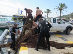 Retiren una xarxa de grans dimensions del fons de les Illes Medes abandonada fa dos anys