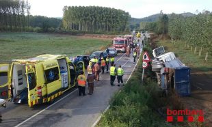 Dos ferits greus en un xoc entre dos turismes i un camió a la Gi-555 a Massanes