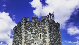 Marc Prat creua la torre del Pont Vell de Besalú amb la seva bicicleta