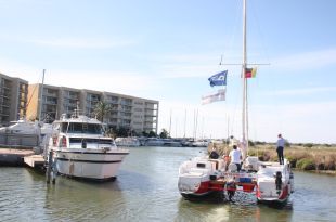El catamarà d'en Pepe ja navega per Roses tres anys després d'iniciar el projecte