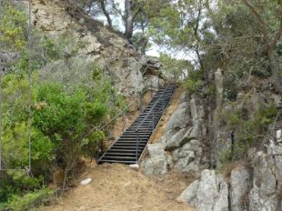 SOS Lloret denúncia una escala il·legal a Cala des Rajols i aconsegueix que la retirin