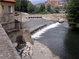 Desmantellen una central hidroelèctrica en desús a Ripoll per millorar la connectivitat del riu Ter