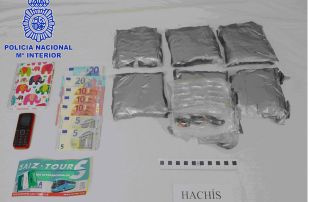 Detenen a La Jonquera la passatgera d'un autocar amb 3,6 quilos d'haxix a la maleta