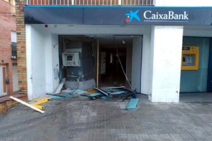 Uns lladres encasten un cotxe contra un banc de Vidreres i intenten endur-se el caixer automàtic 