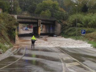 La pluja inunda carrers i obliga a tallar carreteres a diversos punts de les comarques gironines