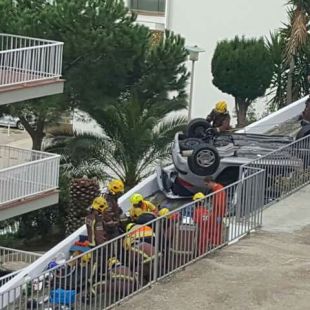 Un cotxe trenca la tanca d'un aparcament i s'estimba per un desnivell de cinc metres a Roses